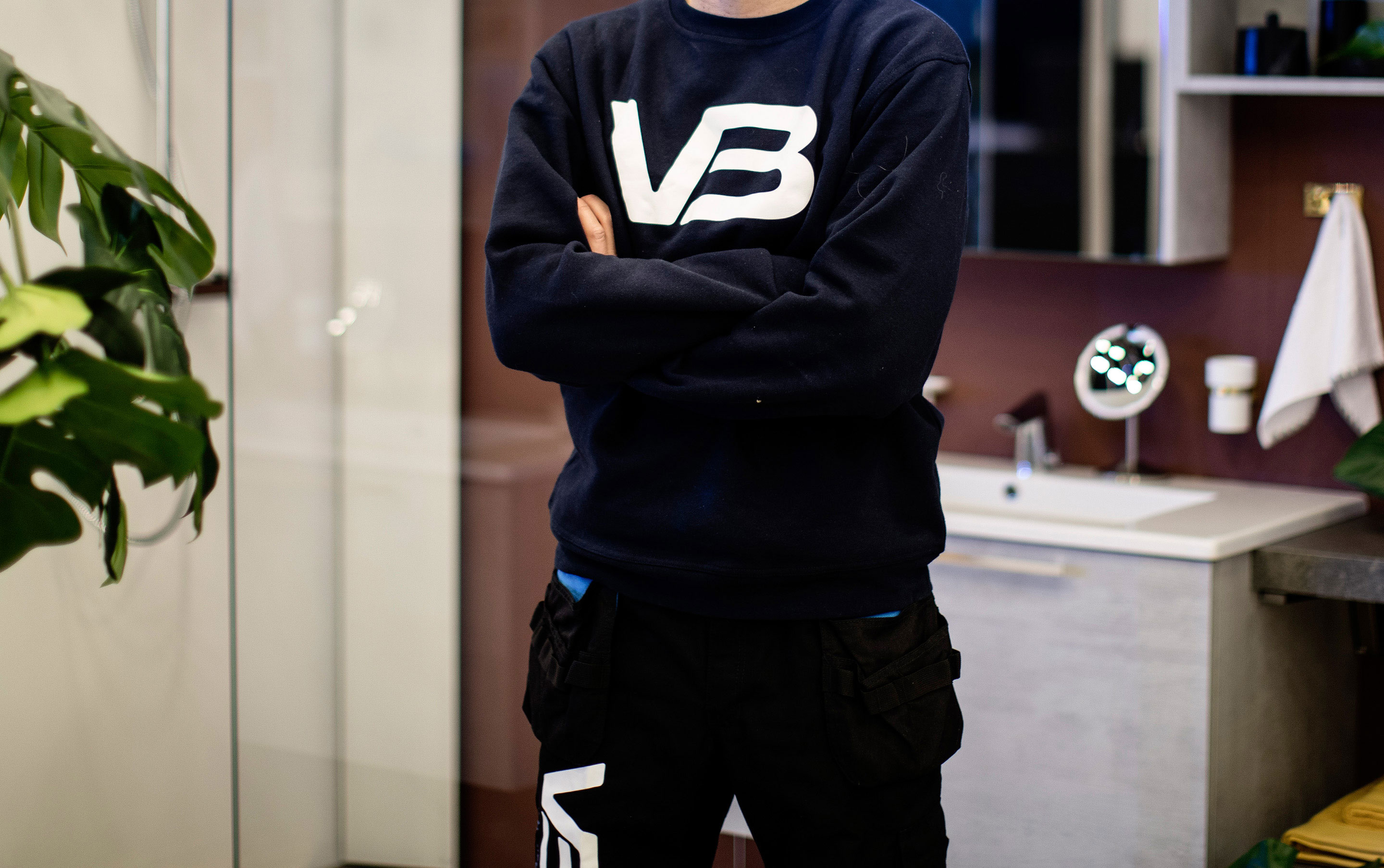 Rørlegger med VB-logo på genseren