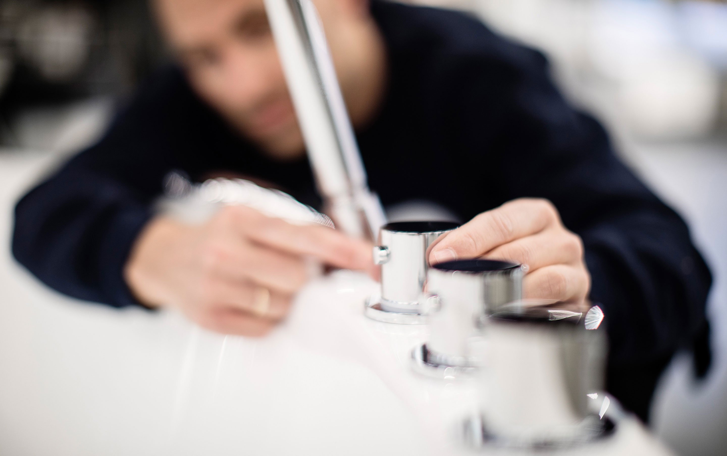 Rørlegger som installerer kraner